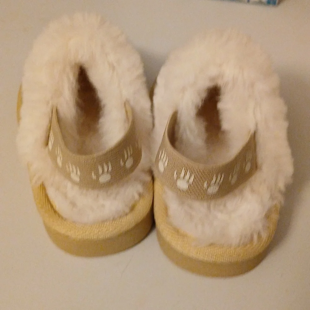 BearPaw Cream Suede Slippers with Plush Lining Little Kids Sz 6